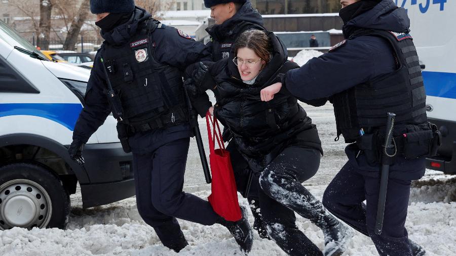 Policiai prendem uma mulher durante um ato em memória de Navalny, perto do monumento Muro da Dor, às vítimas da repressão política, em Moscou