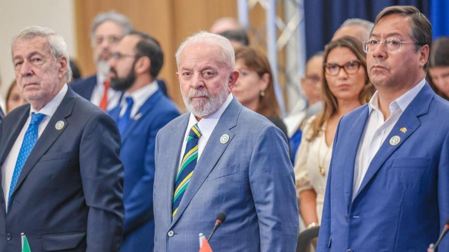 Lula (PT) ao lado do presidente da Bolivia, Luis Arce (d), em evento de janeiro de 2024