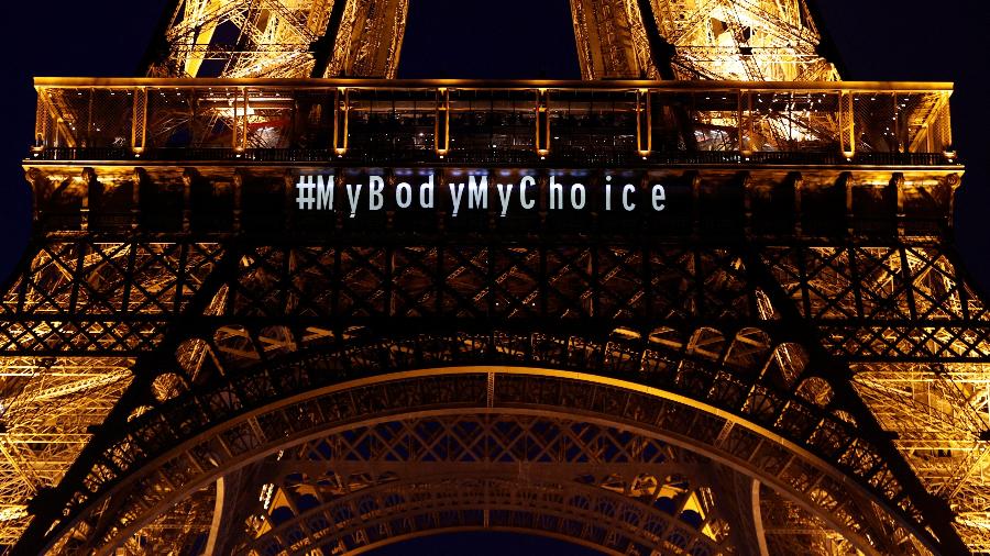 Projeção na Torre Eiffel, em Paris, diz "Meu corpo, minha escolha" em inglês após parlamentares da França incluírem o direito ao aborto na Constituição do país