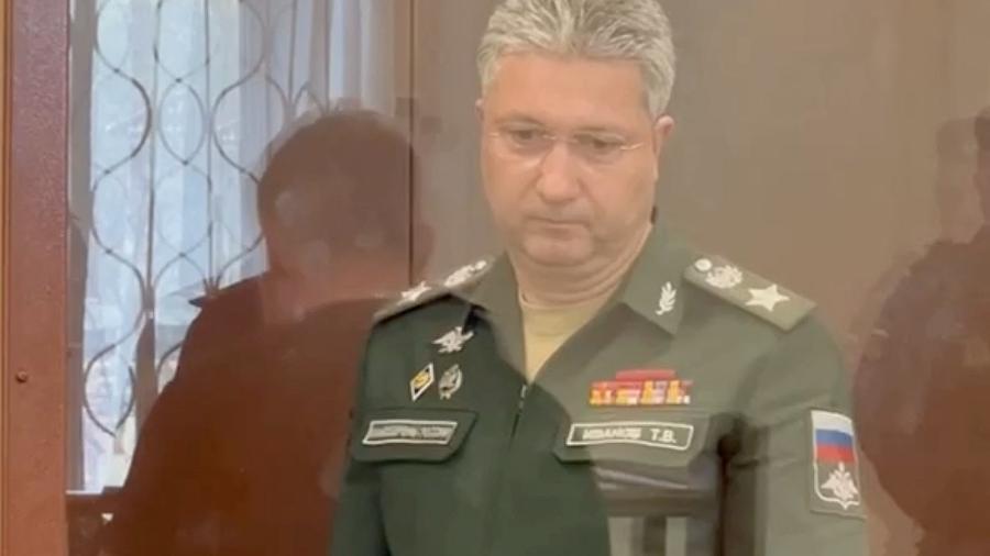 Vice-ministro da Defesa russo, Timur Ivanov, detido sob suspeita de aceitar grandes subornos, participa de uma audiência em Moscou em 24 de abril de 2024