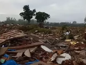 Enchentes no RS: Casas desaparecem na lama após inundação; veja 