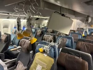 'Bati no teto de repente': o horror no avião com turbulência e morte