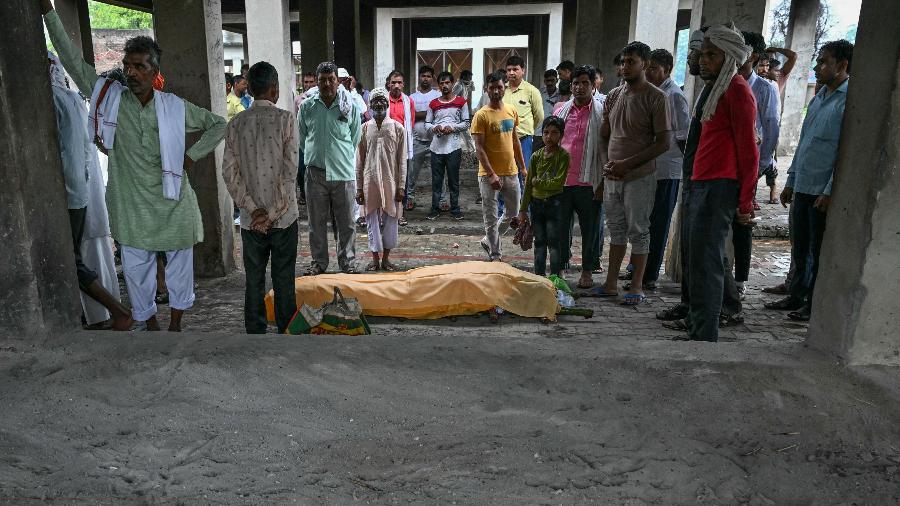 Família se reúne para realizar a última cerimônia de uma das vítimas do tumulto em um sermão em Hathras, no estado de Uttar Pradesh, na Índia, em 3 de julho de 2024