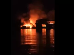 Barco pega fogo e deixa 3 mortos no Rio Negro (AM)