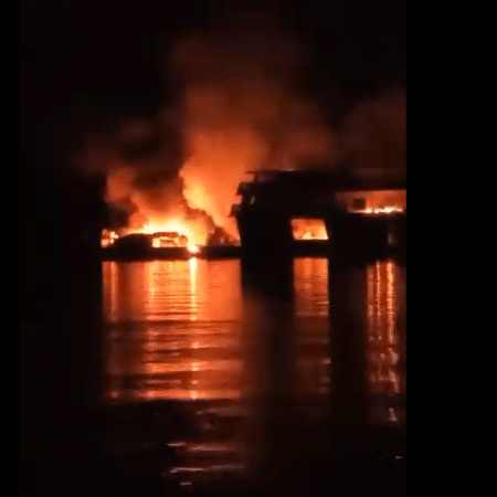 Fogo consome embarcação no Rio Negro (AM)