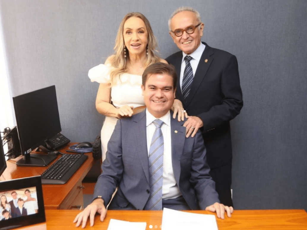 lauremilia-posa-ao-lado-do-marido-cicero-lucena-e-do-filho-mersinho-lucena-1727537541957_v2_4x3.png