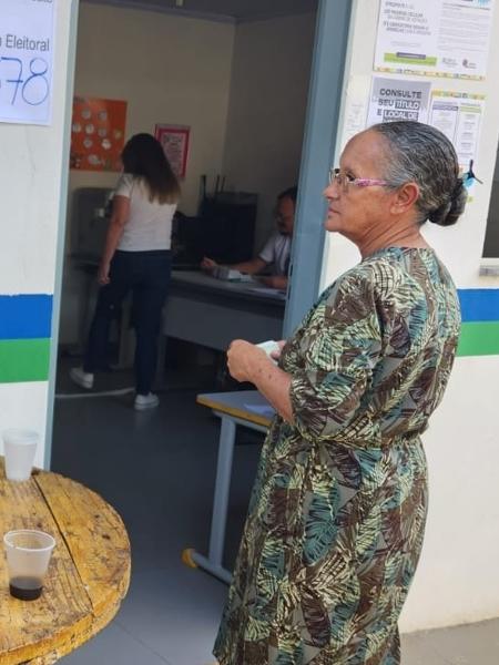 Eleitores de Luziânia (GO), no entorno de Brasília, são recebidos com café da manhã com bolo