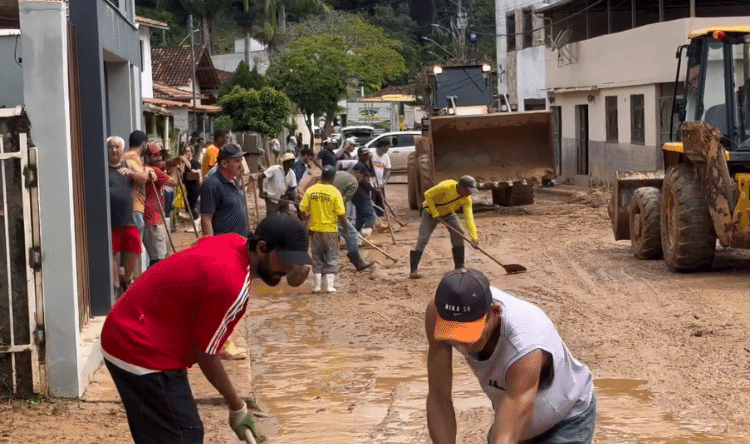 Mutirões de limpeza foram organizados em Dom Silvério (MG) nesta quarta-feira (8)