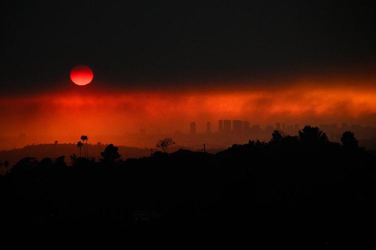 8.jan.2025 - Imagem aérea mostra fumaça dos incêndios florestais na Califórnia