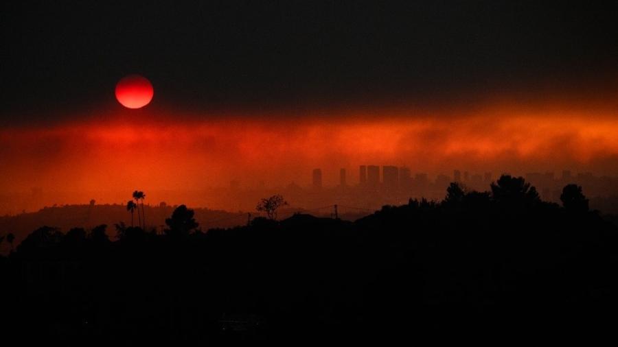 8.jan.2025 - Imagem aérea mostra fumaça dos incêndios florestais na Califórnia