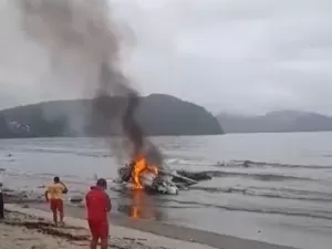 Avião cai em Ubatuba, no litoral de São Paulo