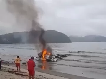 Veja momento que avião sai da pista, explode e cai no mar em Ubatuba