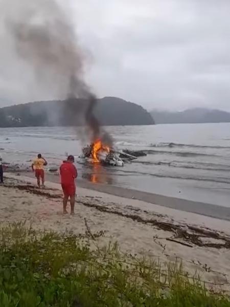 Aeronave caiu perto da região central de Ubatuba, segundo testemunhas