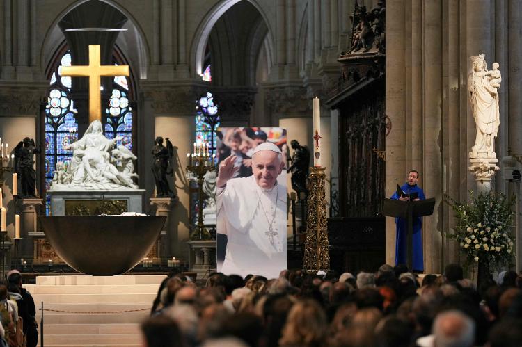 Fiéis participam de uma missa na Catedral de Notre-Dame em homenagem ao papa Francisco após sua morte, em Paris, em 21 de abril de 2025 Fiéis participam de uma missa na Catedral de Notre-Dame em homenagem ao papa Francisco após sua morte, em Paris, em 21 de abril de 2025