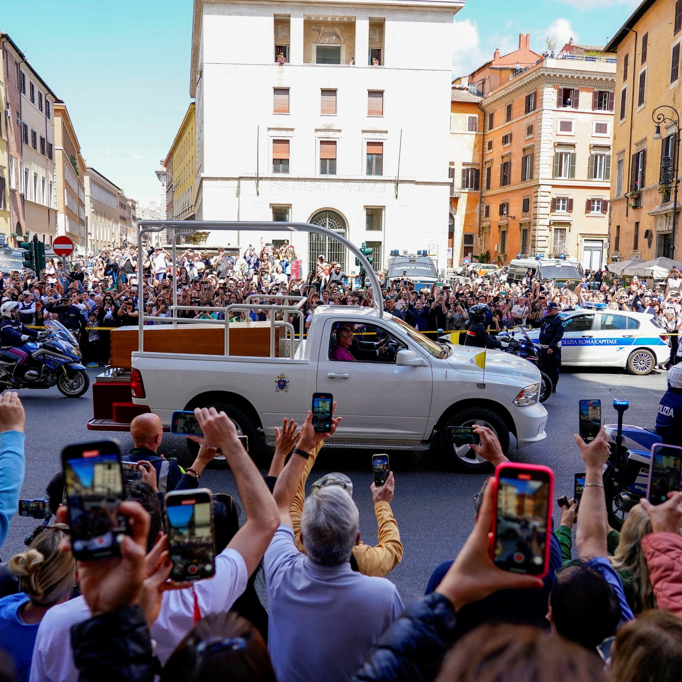 Ruas de Roma lotadas para cortejo se transformam em testamento de Francisco