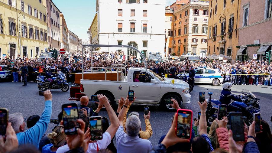 Caixão com o corpo do papa passa pelo Corso Vittorio no dia de seu funeral, em Roma