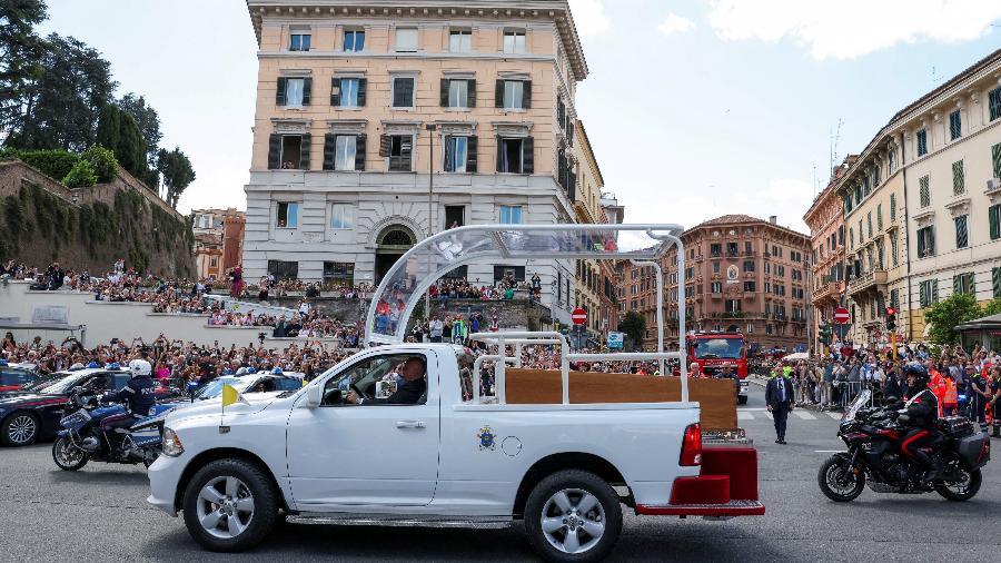 Papamóvel em carreata transporte corpo do papa Francisco até a basílica de Santa Maria Maggiore, em Roma, onde foi sepultado - Kevin Coombs - 26.abr.25/Reuters