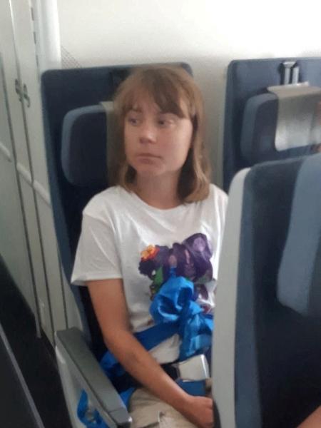 Greta Thunberg aparece em avião em foto publicada pelo governo de Israel Greta Thunberg aparece em avião em foto publicada pelo governo de Israel