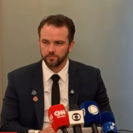 Ministro da Fazenda Dario Durigan fala em entrevista após encontros em Washington