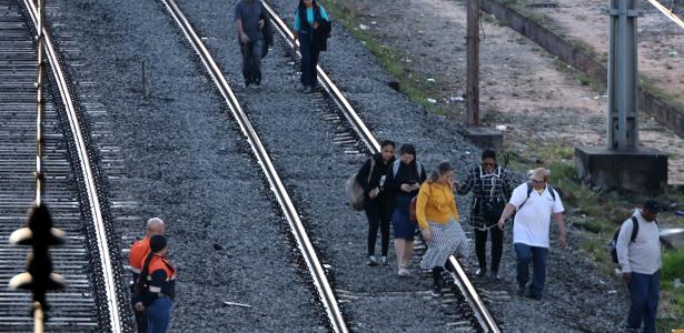 Cover image for Passageiros levam mais de 4h para chegar ao trabalho após incêndio em trem