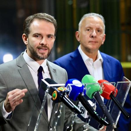 Ao lado de deputado Aguinaldo Ribeiro (PP-PB), Durigan fala à imprensa sobre a reforma tributária Ao lado de deputado Aguinaldo Ribeiro (PP-PB), Durigan fala à imprensa sobre a reforma tributária