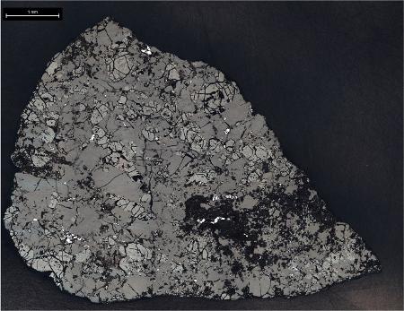 Esta fatia do meteorito marciano Teghaza 001 foi utilizada para estudar sua mineralogia e composição química Esta fatia do meteorito marciano Teghaza 001 foi utilizada para estudar sua mineralogia e composição química
