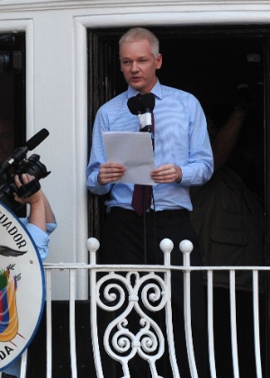 Julian Assange dá coletiva em varanda da Embaixada do Equador em Londres em junho deste ano