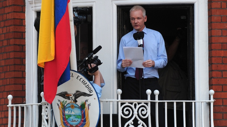 19.ago.2012 - Julian Assange dá coletiva em varanda da Embaixada do Equador em Londres