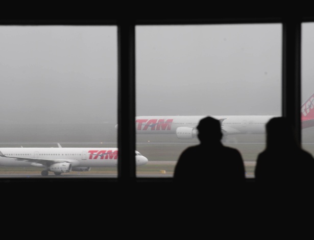 Forte neblina atrapalha as operações no aeroporto internacional de São Paulo, em Guarulhos, na Grande SP, nesta sexta-feira (31) - Junior Lago/UOL