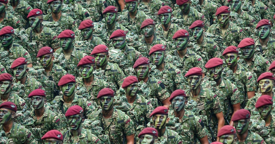 31.ago.2015 - Soldados desfilam durante as celebrações do Dia da Independência, em Kuala Lumpur, na Malásia