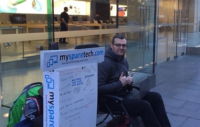 9.set.2015 - Antes mesmo do lançamento oficial dos possíveis iPhones 6S e 6S Plus, que deve ser realizado na conferência anual da Apple, o australiano Lindsay Handmer já acampa em frente a uma Apple Store em Sydney para ser o primeiro a comprar a novidade