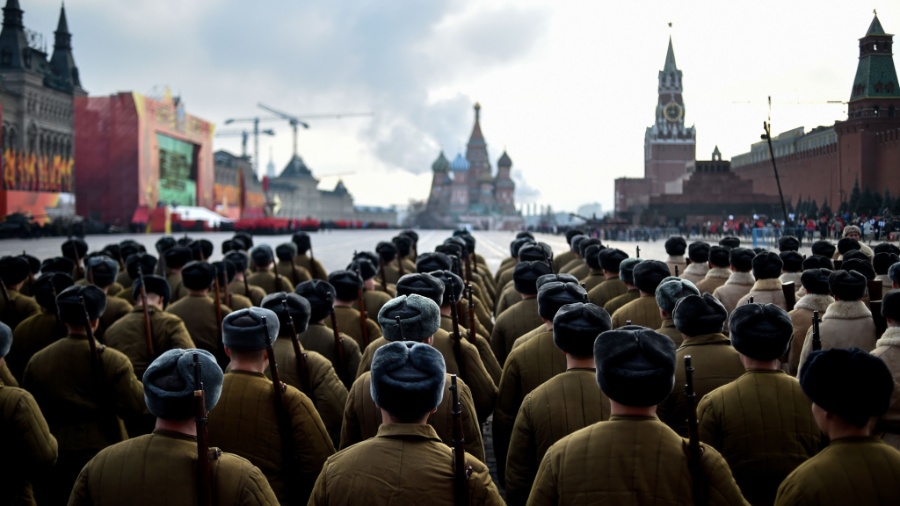 Soldados russos usam uniformes do Exército Vermelho da 2ª Guerra Mundial para participar do desfile militar na praça Vermelha, em Moscou - Kirill Kudryavtsev/AFP - 7.nov.2015 