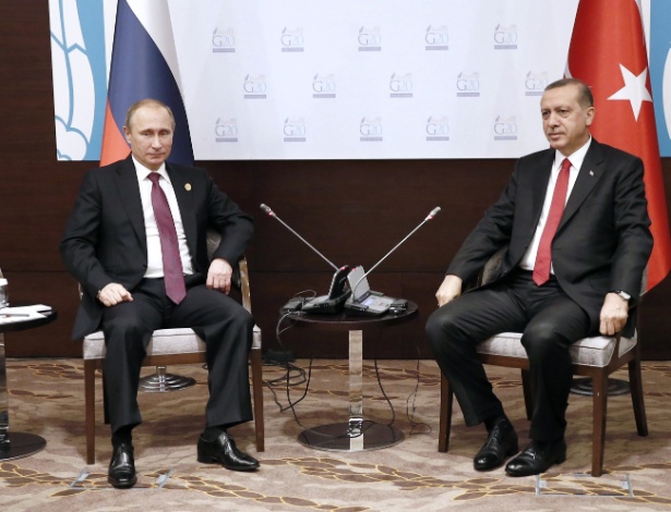 Os presidentes da Rússia, Vladimir Putin (esq), e da Turquia, Recep Tayyip Erdogan, se encontram durante cúpula do G20 em Antalya, na Turquia - Kayhan Ozer/AFP