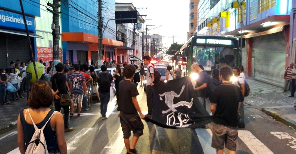 8.jan.2015 - Manifestantes protestam contra aumento das tarifas de ônibus, metrô e trem na região da Lapa, zona oeste de São Paulo, no começo da manhã desta sexta-feira (8)