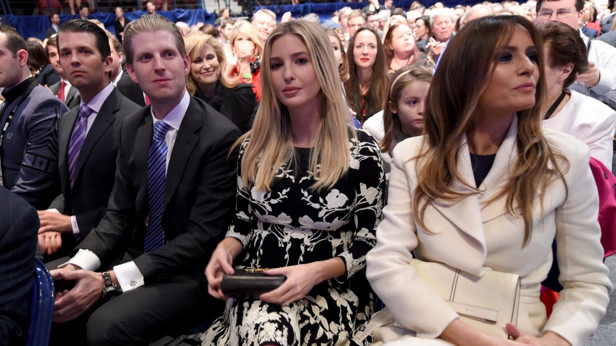 Melania Trump ao lado dos enteados Ivanka, Eric e Donald Trump Jr - TIMOTHY A. CLARY/AFP