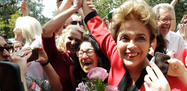 A ex-presidente Dilma Rousseff foi recepcionada por centenas de militantes com flores ao chegar à escola estadual Santos Dummont, na zona sul de Porto Alegre, para votar