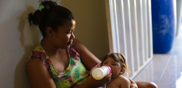 Perola, que nasceu com microcefalia, e a mãe Marcione Gomes da Rocha, moradoras da cidade de Betânia, no sertão de Pernambuco - Gabriela Biló/Estadão Conteúdo 
