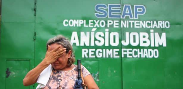 Mulher de detento do Compaj, em Manaus, chora após rebelião que matou 56 presos - Edmar Barros/Futura Press/Estadão Conteúdo