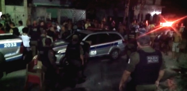 06.jun.2017 - Policiais chegam à rua Nova II, na periferia de Belém, onde uma chacina deixou cinco mortos - Reprodução