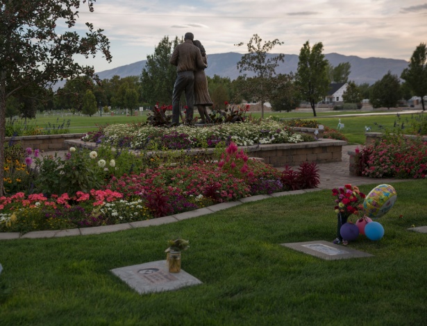 Sessão infantil do cemitério de Lehi City, onde Penny Mae Cormani está enterrado após morrer devido ao uso de heroína - KIM RAFF/NYT