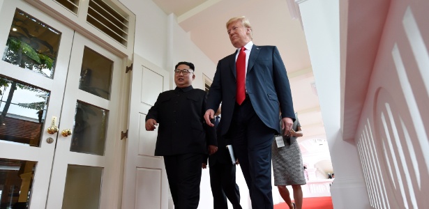 11.jun.2018 - O líder da Coreia do Norte, Kim Jong-un, acompanha o presidente dos EUA, Donald Trump, no início da histórica cúpula EUA-Coreia do Norte realizada no Hotel Capella, na ilha de Sentosa, em Singapura - Saul Loeb/AFP