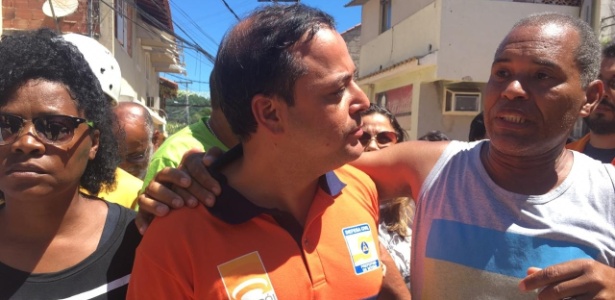 Rodrigo Neves (centro), prefeito de Niterói, visita comunidade onde ocorreu deslizamento - Marina Lang/UOL