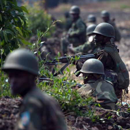 16.jul.2013 - Forças do Exército do Congo em batalha contra rebeldes do M23 -  PHIL MOORE/AFP PHOTO