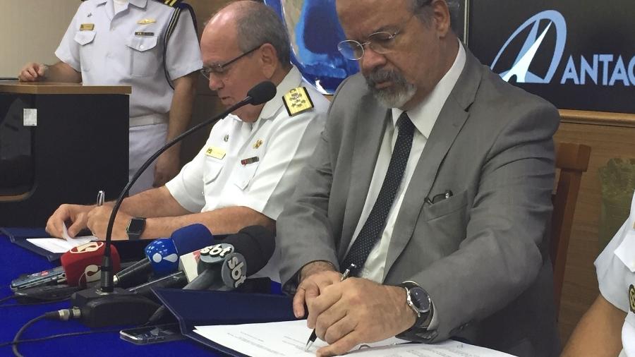 Comandante da Marinha Eduardo Leal Ferreira (à esq.) e ministro Raul Jungmann assinam acordo de recebimento de verbas  - UOL