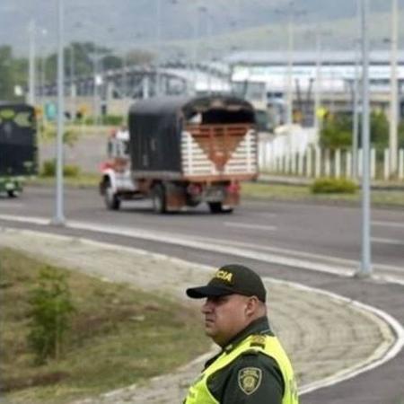 Com ponte bloqueada, vários caminhões com alimentos e medicamentos foram enviados para um centro de coleta em Cúcuta, Colômbia - AFP/Getty Images/BBC