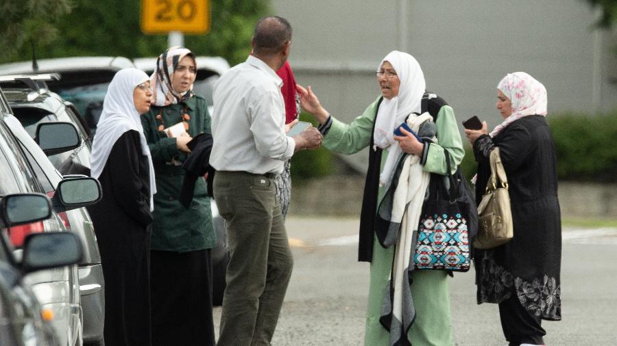 Membros de uma família reagem do lado de fora da mesquita após um ataque a tiros na mesquita Al Noor em Christchurch, Nova Zelândia - Martin Hunter/SNPA/Reuters