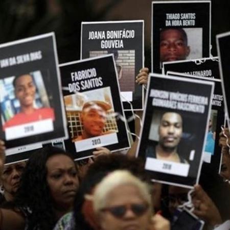 Jovens são as principais alvos de homicídio no país; acima, moradores do Rio levantam cartazes de vítimas da violência em protesto em 26 de maio de 2019 - Reuters