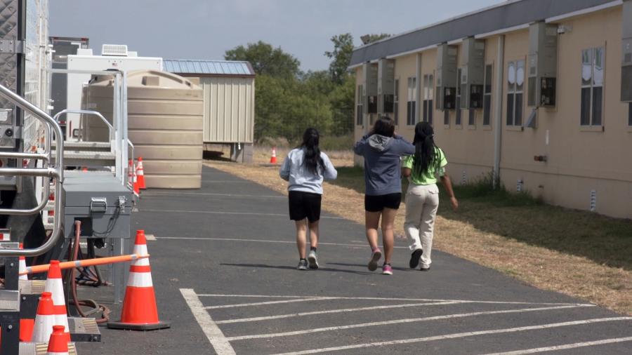05.jul.2019 - Jovens caminham no centro de detenção de menores desacompanhados do Departamento de Saúde e Serviços Humanos dos EUA em Carrizo Springs, Texas, nos Estados Unidos - HHS/Handout via Reuters