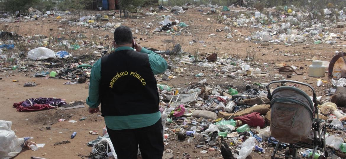 Ministério Público encontrou famílias vivendo em situação degradante em um lixão de Floresta, cidade no sertão de Pernambuco - Marcus Antonius/Acervo FPI/PE