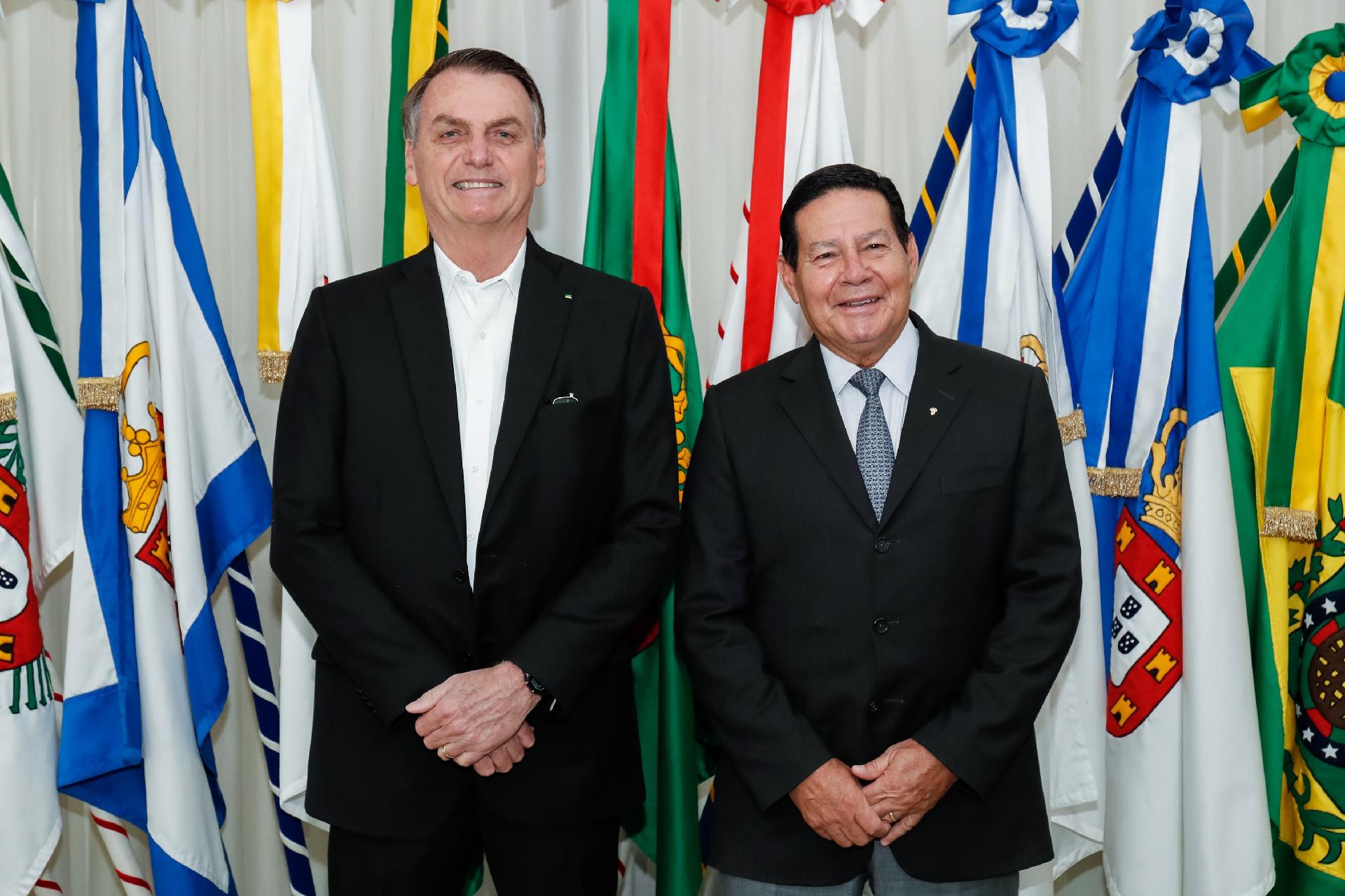 Por unanimidade, TSE arquiva ação contra Bolsonaro por outdoors em ...